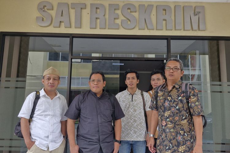 Kuasa Hukum Keluarga Iwan Boedi dan para pendamping menagih hasil penyelidikan ke Polrestabes Semarang, Selasa (23/4/2024).