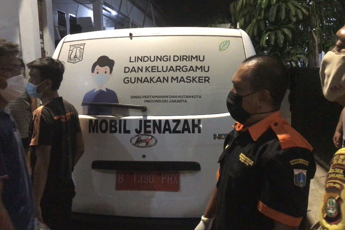 Korban tewas akibat gantung diri, SN dibawa dari lokasi kejadian di rumahnya di Jalan Damai 74 RT 03 RW 06 Cipedak, Jagakarsa, Jakarta Selatan menggunakan mobil ambulans ke Rumah Sakit Umum Pusat (RSUP) Fatmawati pada Selasa (12/10/2021) malam.