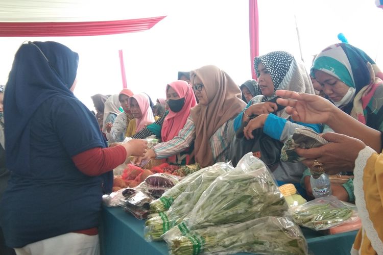 Gelar pangan murah di Desa Kutajaya, Kecamatan Kutawaluya, Karawang, Jawa Barat, Kamis (15/12/2022).