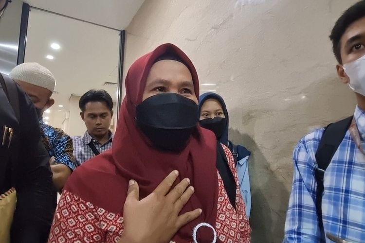 Salah satu keluarga korban Kanjuruhan, Kartini (52) di Lobi Bareskrim, Mabes Polri, Jakarta, Senin (10/4/2023).