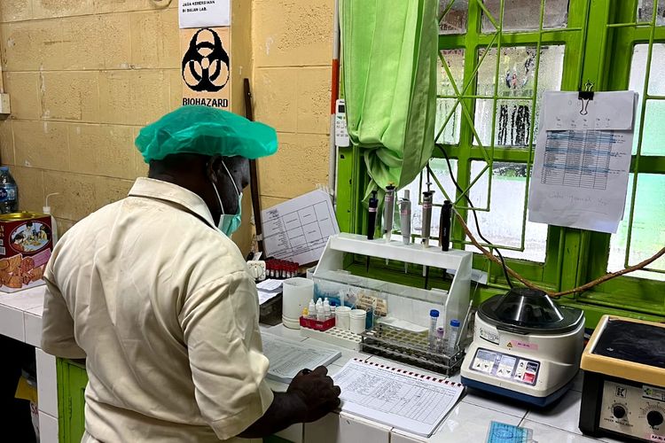 PTFI melalui Divisi Community Health  Development menempatkan petugas  laboratorium TB di Puskesmas Kwamki Baru  untuk bekerja sama dengan tenaga kesehatan  pemerintah melayani warga.