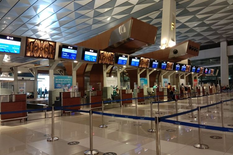 Suasana lokasi check-in di Terminal 3 Bandara Internasional Soekarno-Hatta di Tangerang, Banten, Minggu (24/10/2021).