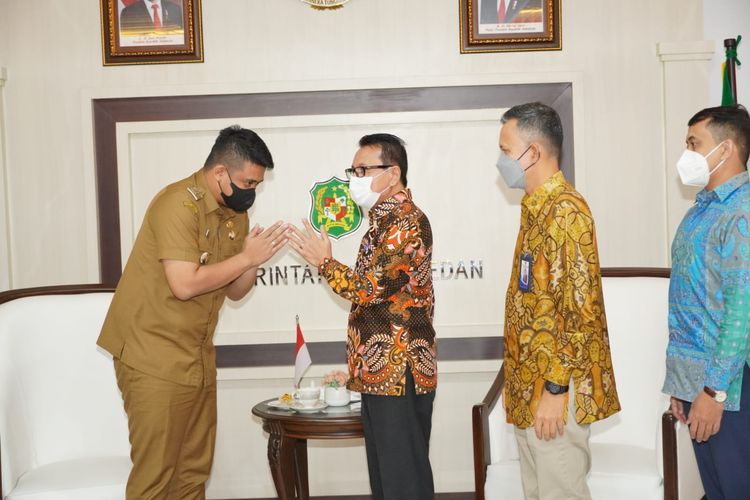 Wali Kota Medan Bobby Nasution saat menerima kunjungan Direktur Kerja Sama Pelaksanaan Berusaha Kementerian Investasi/BKPM RI Jhonny Sakti Meyer Siburian di Balai Kota Medan, Selasa (9/6/2022). 