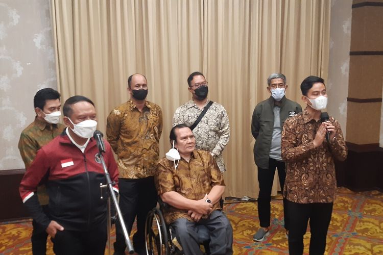 Menteri Pemuda dan Olahraga Zainudin Amali, Wali Kota Solo Gibran Rakabuming Raka dan pengurus NPC Indonesia memberikan keterengan pers seusai rapat koordinasi persiapan ASEAN Para Games XI di Sunan Hotel Solo, Jawa Tengah, Minggu (19/6/2022) malam.