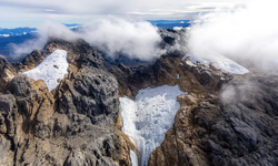 Peneliti Denmark Perlihatkan Mulai Hilangnya Es di Puncak Jaya Papua