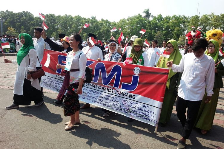 Masyarakat lintas agama yang tergabung dalam Forum Komunikasi Masyarakat Jombang (FKMJ), mengikuti apel dan kirab Hari Santri Nasional (HSN) di Jombang Jawa Timur, Selasa (22/10/2019).