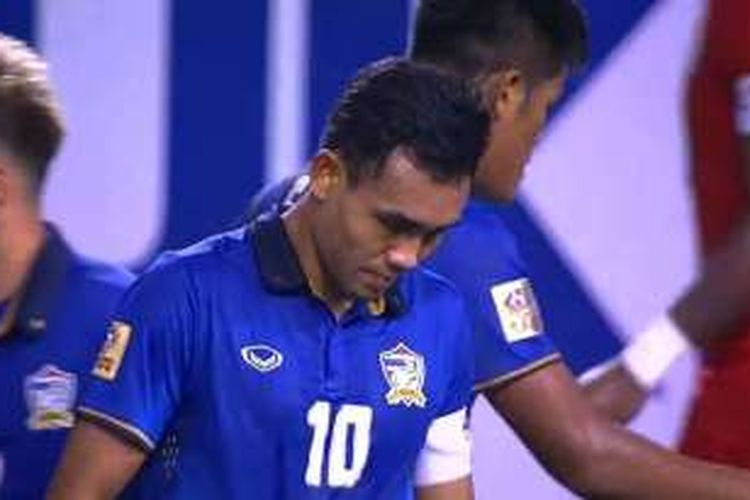 Kapten Thailand, Teerasil Dangda, tampak kecewa seusai tendangan penaltinya digagalkan kiper Indonesia, Kurnia Meiga, pada final Piala AFF 2016, Sabtu (17/12/2016). 