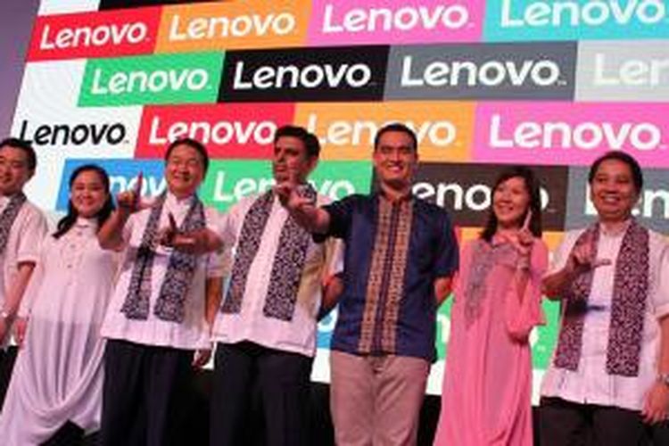 Presiden Direktur Lenovo Indonesia, Rajesh Thadani (tengah) bersama dengan jajaran eksekutif Lenovo Indonesia saat mengenalkan logo baru perusahaan di Jakarta, Selasa (30/6/2015).