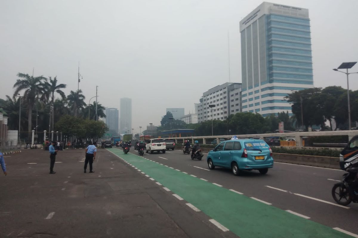 Ribuan massa buruh akan menggelar aksi unjuk rasa, arus lalu lintas di depan Gedung DPR MPR RI masih terpantau lancar, Rabu (15/6/2022).