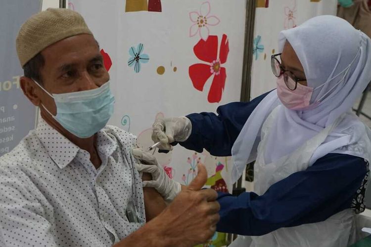 Vaksin booster atau penguat yang diberikan kepada lansia berlangsung di Puskesmas 5 Ilir Palembang, Sumatera Selatan, Kamis (13/1/2022).