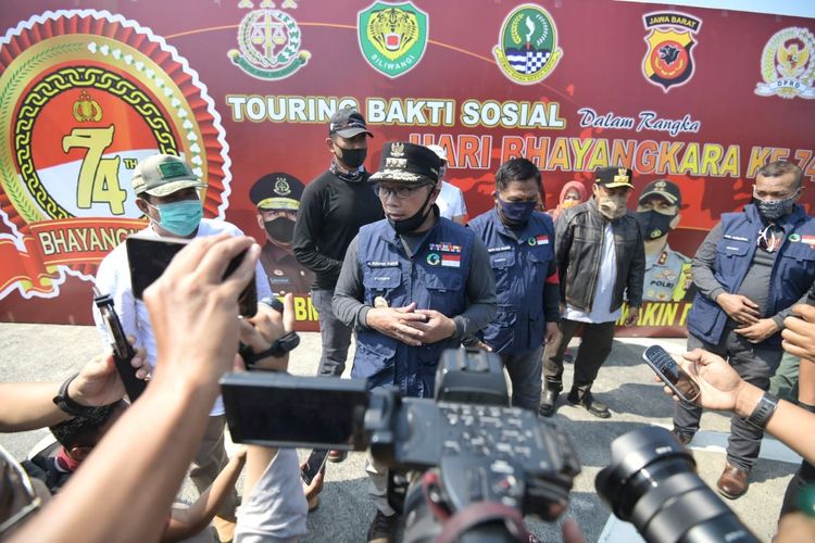 Ketua Gugus Tugas Percepatan Penanggulangan Covid-19 Jabar Ridwan Kamil saat meninjau protokol kesehatan di objek wisata Pantai Pangandaran, Minggu (5/7/2020).