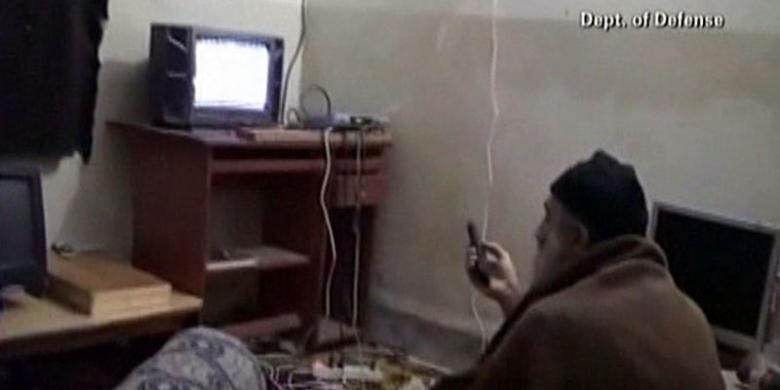 Foto ini diambil dari sebuah video yang pernah dirilis Departemen Pertahanan AS yang memperlihatkan pemimpin Al Qaeda Osama bin Laden sedang menonton televisi di rumah persembunyiannya di Abbottabad, Pakistan.