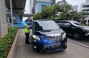 Jumpa Mobil dengan Strobo dan Lampu Rem Putih, Bisa Lapor Ke Polisi