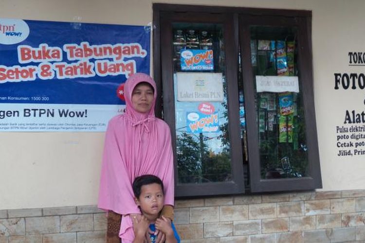 Mimin Ratmini, salah satu agen laku pandai Bank BTPN di Plumbon, Cirebon, Sabtu (13/2/2016).