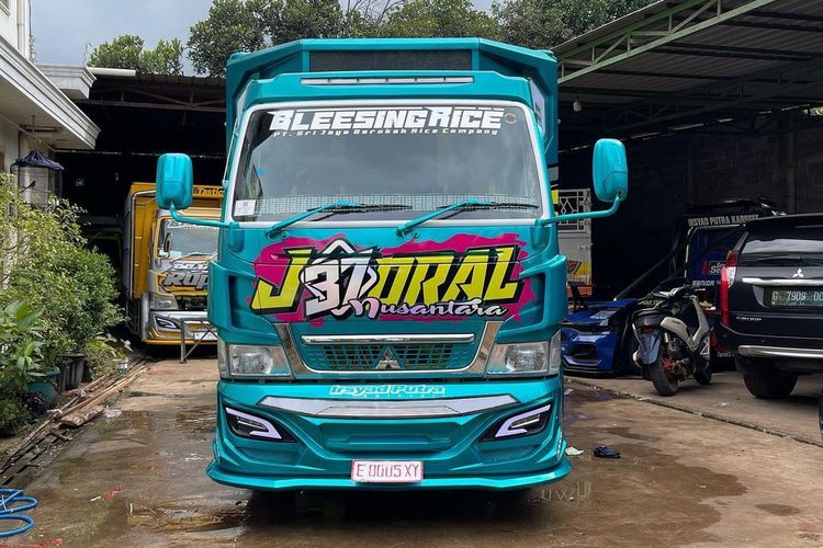 Foto : Modifikasi Truk Tampil Keren Dan Nyentrik, Habiskan Rp 93 Juta