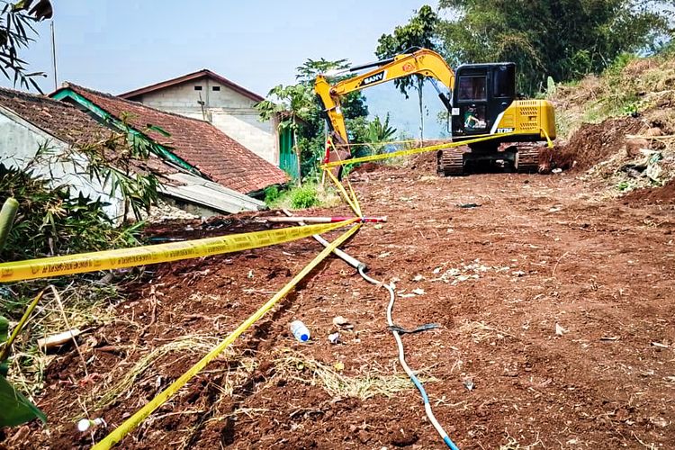Gunung Pasarean Bandung Barat Dipapas Tanpa Izin, Aktivitas Alat Berat Dihentikan Petugas