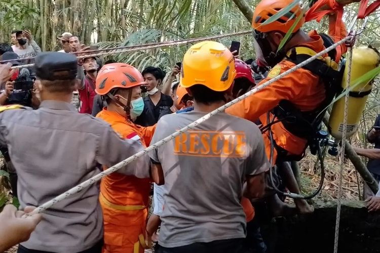 Proses evakuasi korban I Wayan Karya (40) yang terjatuh ke sumur sedalam sekitar 12 meter di Desa Jungutan, Kecamatan Bebandem, Kecamatan Karangasem, Bali. 