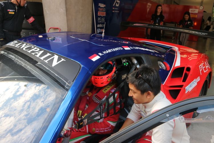 Duet pebalap Indonesia dari tim T2 Motorsports, Rio Haryanto dan David Tjiptobiantoro jelang race 1 ajang Blancpain GT World Challenge Asia 2019 seri VI, di Sirkuit Shanghai, Jumat (27/9/2019) sore.