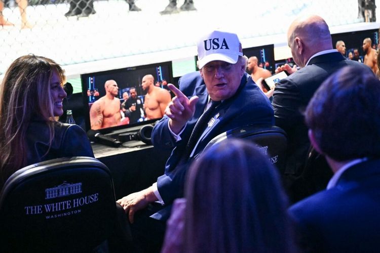 Trump Hadiri Laga UFC di Gedung Putih, Dinyanyikan Lagu Happy Birthday