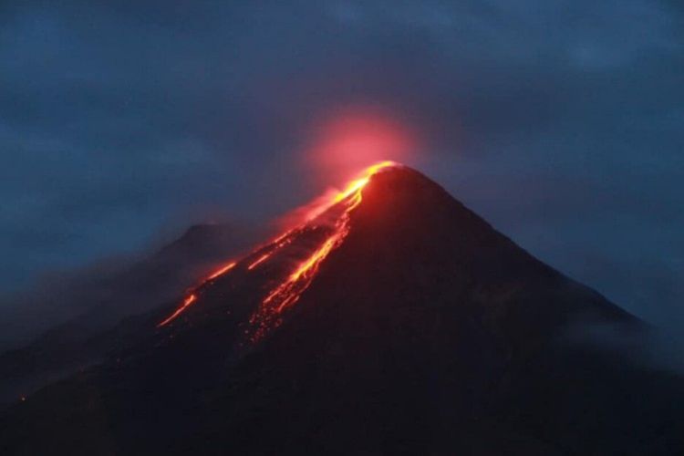 Aktivitas erupsi efusif Gunung Karangetang teramati guguran lava ke arah barat yaitu ke Kali Pangi dan Kali Nanitu sejauh maksimum 1.500 meter dari puncak dan ke arah Kali Sense sejauh maksimum 1.750 meter dari puncak.