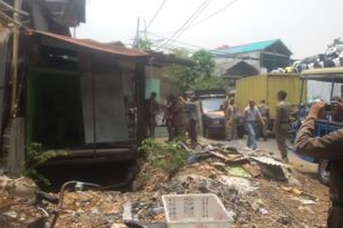 Bangunan liar di Sunterjaya, Tanjung Priok, Jakarta Utara, dibongkar petugas Satpol PP. Rabu (15/10/2014).