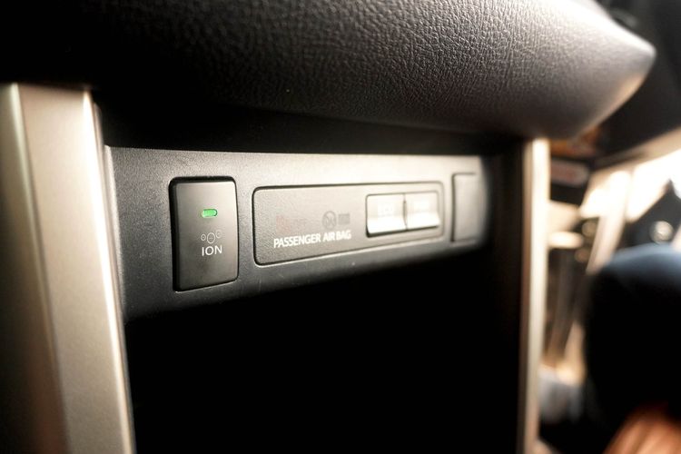 Salah satu fitur unggulan Toyota Kijang Innova TRD Sportivo, yakni Integrated Air Purifier (Car Ionizer).