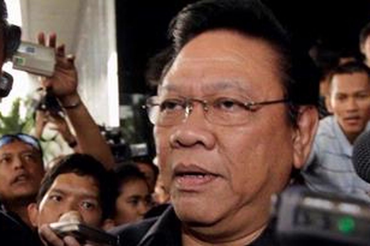 Plt Menpora, Agung Laksono, yang juga menjabat Menko Kesra. 