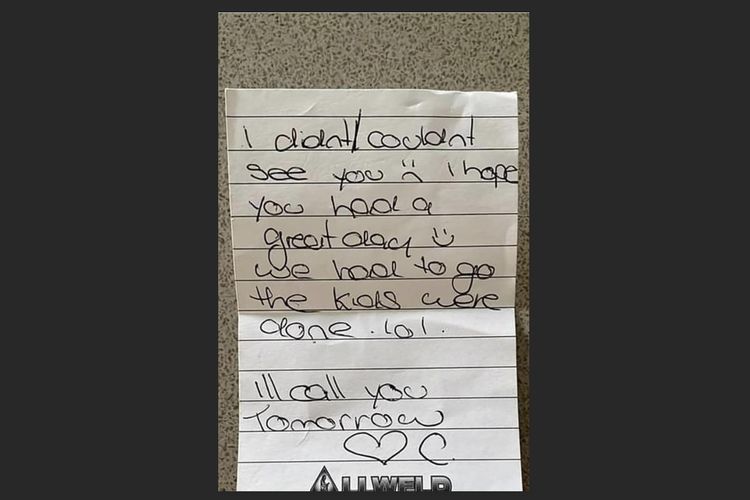 Surat cinta misterius yang ditemukan di kaca depan mobil seorang pria di Scone, Australia, Selasa (18/1/2022), sehingga dia dicampakkan istrinya pada ulang tahun pertama pernikahannya.