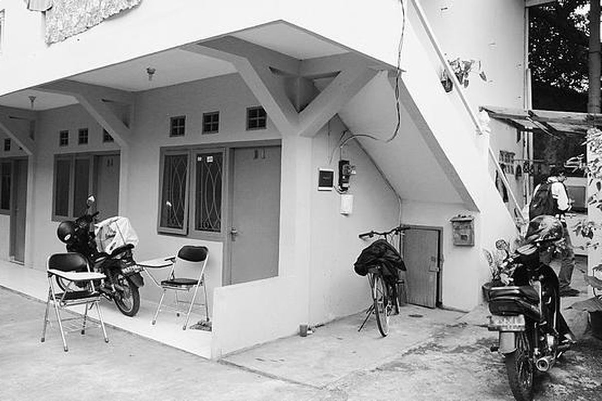 Salah satu sudut pemandangan rumah yang dihuni Jamaah Anshorut Tauhid, Jumat (7/5) di Jalan Warga Raya Nomor 65, Pejaten Barat, Pasar Minggu, Jakarta Selatan. Polisi menangkap seluruh penghuni rumah karena diduga terlibat dalam jaringan terorisme.