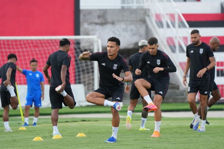 Potret sesi latihan Malut United menjelang pertandingan lanjutan Super League 2025-2026 melawan Persijap Jepara di Stadion Gelora Kie Raha, Kamis (12/2/2026).
