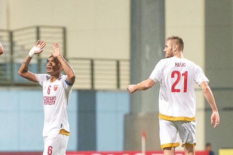 Ferdinand Sinaga, Serif Hasic, Giancarlo Lopez Rodriguez tengah merayakan gol PSM Makassar yang dicetak ke gawang Tampines Rovers di ajang AFC Cup, Rabu (12/2/2020).