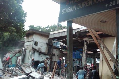 Tanpa Perlawanan, Kios di Stasiun Kalibata Dibongkar