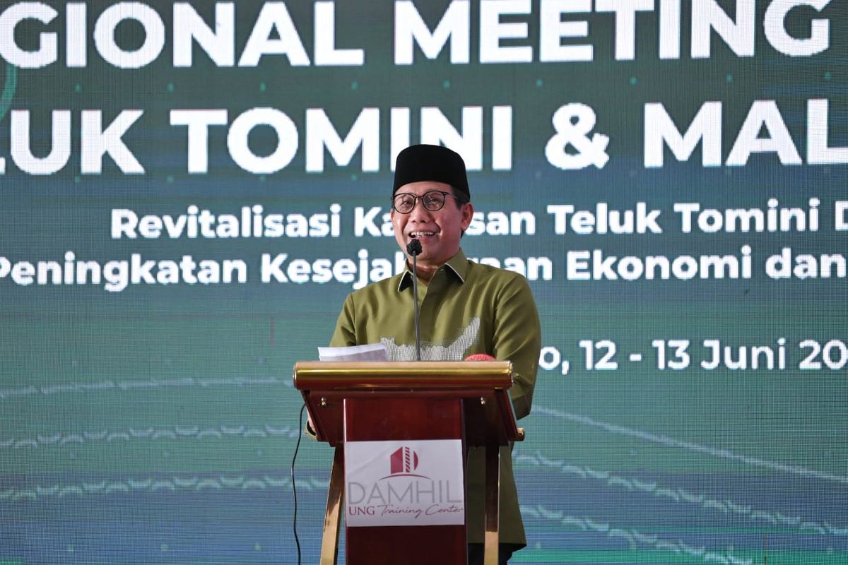 Menteri Desa, Pembangunan Daerah Tertinggal dan Transmigrasi (Mendes PDTT) Abdul Halim Iskandar saat menghadiri penyerahan Bantuan Langsung Tunai (BLT) Dana Desa secara simbolis di Desa Pilohulata, Kecamatan Monano, Kabupaten Gorontalo Utara, Sabtu (12/06/2021).