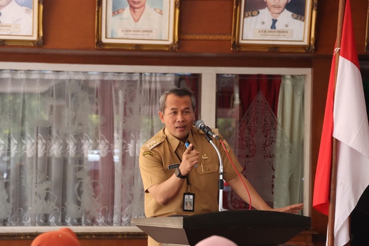 Bupati Wonogiri Joko Sutopo memperketat pengawasan hewan ternak yang masuk dan akan dijual di seluruh pasar hewan di Kabupaten Wonogiri dengan mengandalkan strategi baru. 