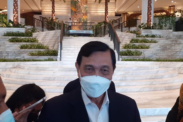 Menteri Koordinator Bidang Kemaritiman dan Investasi, Luhut Binsar Pandjaitan menanggapi pertanyaan awak media usai acara Kick Off Digital Economy Working Group (DEWG) G20, di Jakarta, Selasa (15/3/2022).  