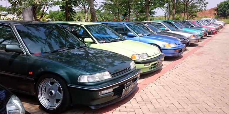 Mobil-mobil komunitas grandcivic.com berkumpul dalam halal bihalal tahunan di BSD, Tangerang, 2 Agustus 2015.