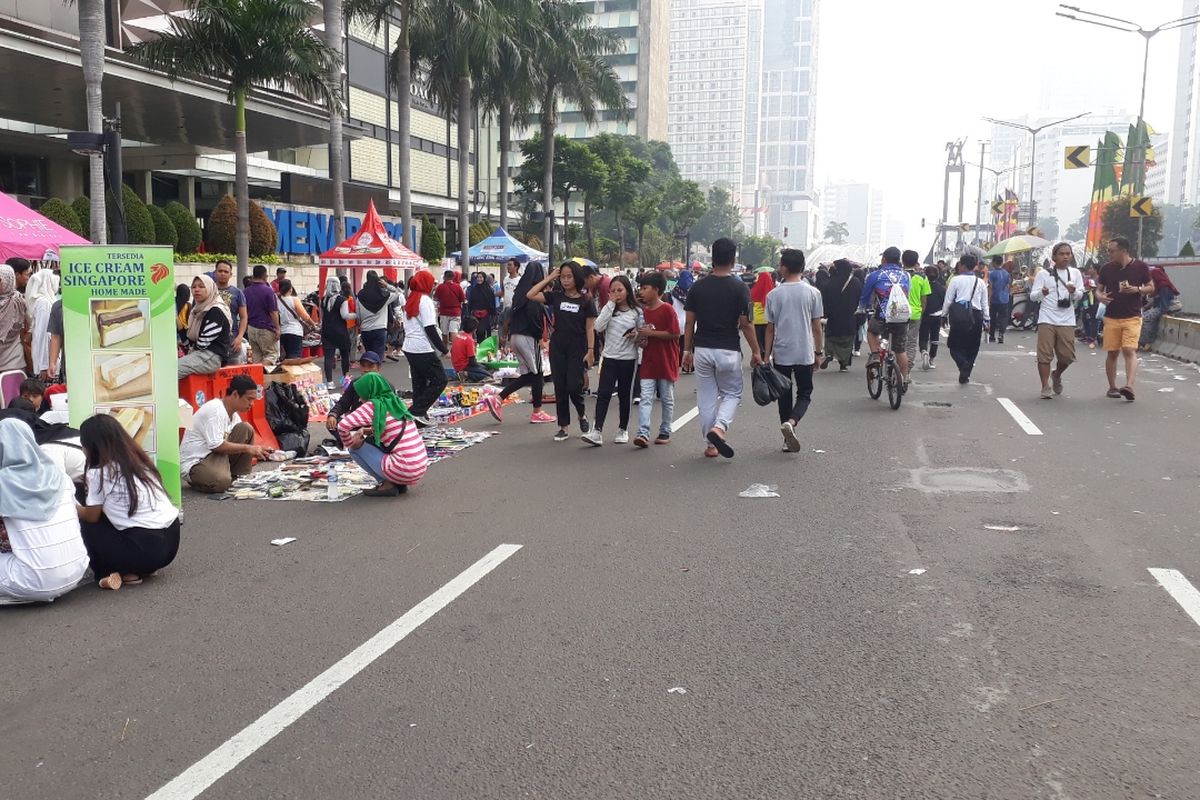 Suasana keramaian Car Free Day di Jalan MH Thamrin, Jakarta Pusat, Minggu (23/6/2019).