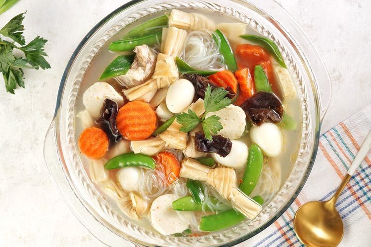 Ilustrasi sup kimlo komplet untuk masakan saat acara rumah. 