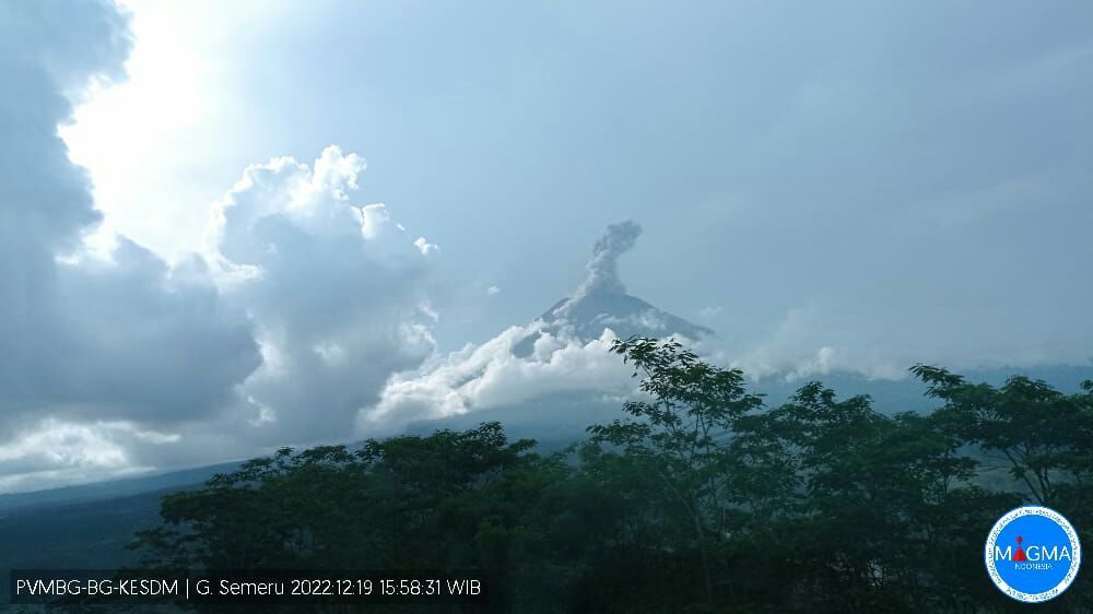 Gunung Semeru Erupsi Lagi, Keluarkan Kolom Abu Setinggi 1.500 Meter