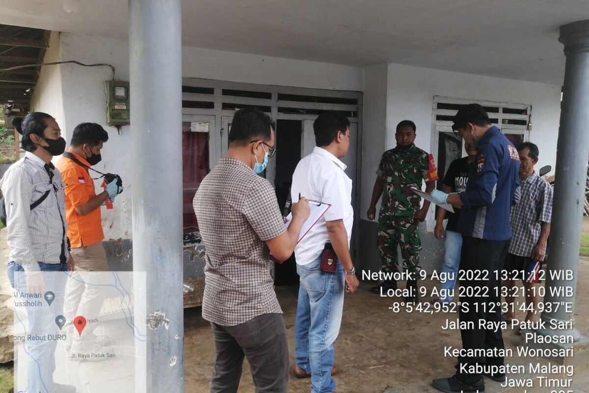 Jajaran Polres Malang menggelar olah TKP pesta miras yang mengakibatkan satu orang tewas di Desa Plaosan, Kecamatan Wonosari, Selasa (9/8/2022).