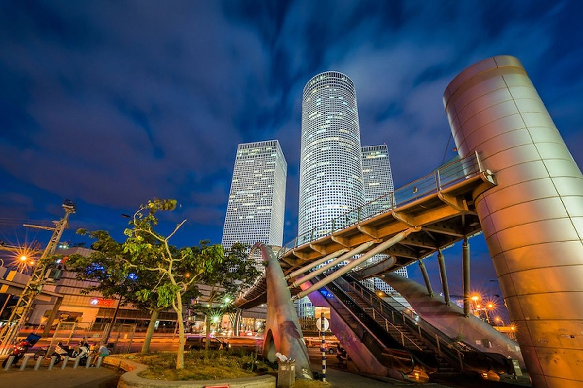 Komplek menara kantor dan ritel Azrieli serta jembatan pejalan kaki oleh Menachem