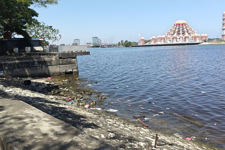 Pantai Losari Makassar Kerap Dibanjiri Sampah Kiriman, Pernah Ditemukan Kasur hingga Kursi