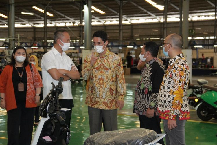 Menteri Perindustrian (Menperin) Agus Gumiwang Kartasasmita melakukan kunjungan kerja di ke PT Triangle Motorindo atau VIAR Motor di Semarang, Jawa Tengah, Jumat (14/10/2022).