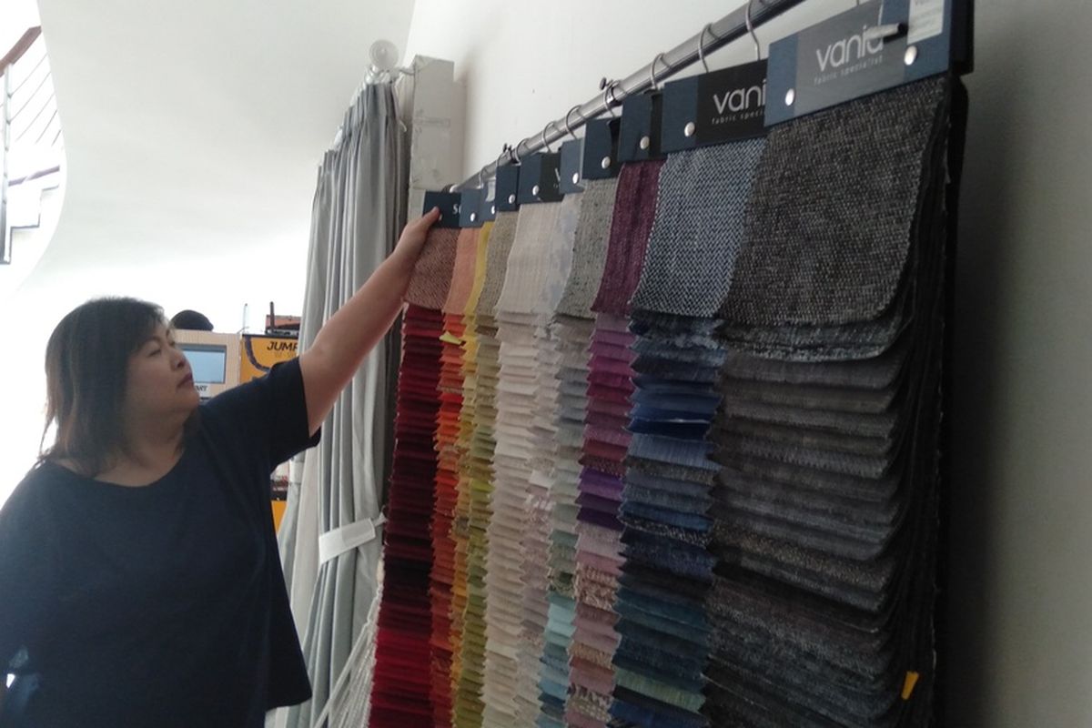 Jenis jenis kain yang banyak dipesan di Vania Interior Furnishings di kawasan Kebayoran Baru, Jakarta Selatan, Kamis (16/1/2020)