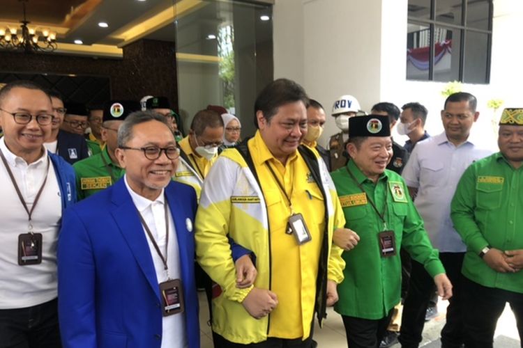 Ketua Umum Partai Golkar Airlangga Hartarto, Ketua Umum PPP Suharo Monoarfa dan Ketua Umum PAN Zulkifli Hasan pasca mendaftarkan parpolnya masing-masing ke kantor KPU RI, Menteng, Jakarta Pusat, Rabu (10/8/2022). 