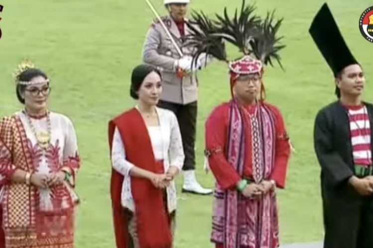 Sri Susanti Hutasoit (kiri) yang mendapatkan penghargaan busana adat terbaik saat upacara penurunan bendera di Istana Merdeka, Kamis (17/8/2023) sore.