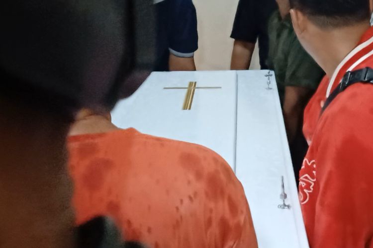 Peti jenazah Polo Srimulat tiba di rumah duka di Margamulya, Bekasi Utara, Kota Bekasi, Rabu (6/3/2024).