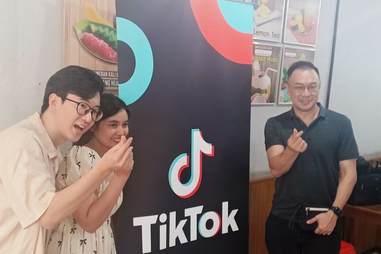 Pemilik Bakso Rusuk Samanhudi (kanan) dan konten kreator kuliner TikTok, Kim & Dea usai membahas menu kolaborasi untuk dihadirkan di TikTok Food Fest 2025.