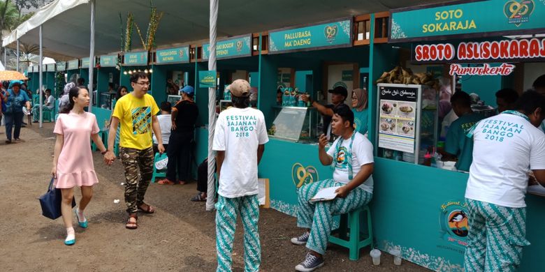 Ragam soto Nusantara yang ada di  Festival Jajanan Bango 2018, di Park & Ride Thamrin 10, Jakarta, Sabtu (14/4/2018). Lebih dari 80 gerai kukiner otentik Nusantara dihadirkan dalam festival kuliner ini.