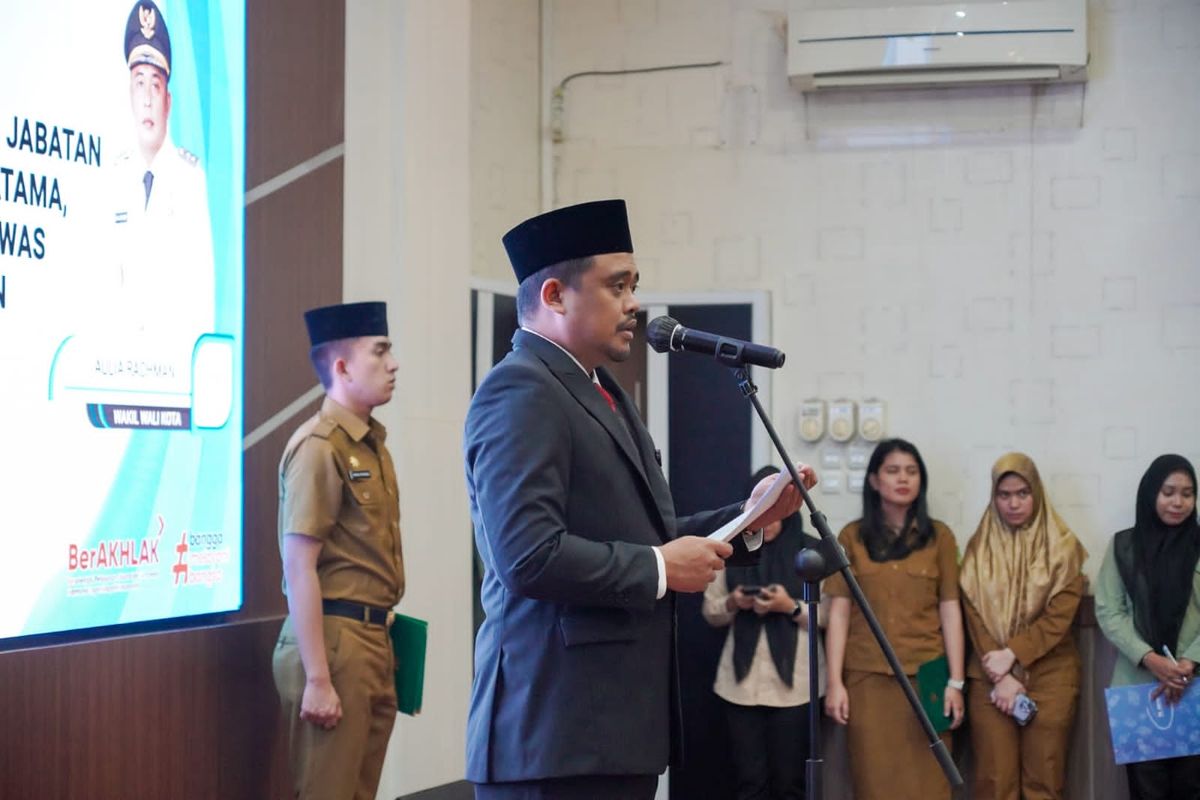 Walikota Medan, Bobby Nasution saat melantik 54 pejabat Manajerial Pemko Medan di Ruang Rapat III di Balai Kota, Medan, Senin (19/8/2024)